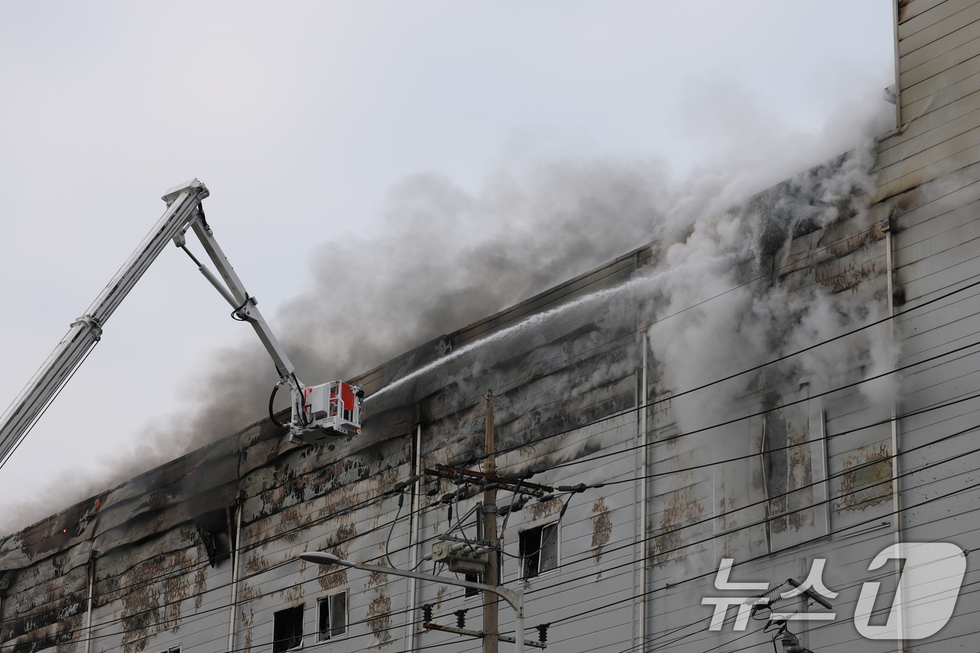 (시흥=뉴스1) 김영운 기자 = 3일 오후 경기 시흥시 정왕동 SPC삼립 시화공장에서 불이 나 소방 당국이 대응 1단계를 발령하고 진화 작업을 벌이고 있다. 2026.2.3/뉴스1 …