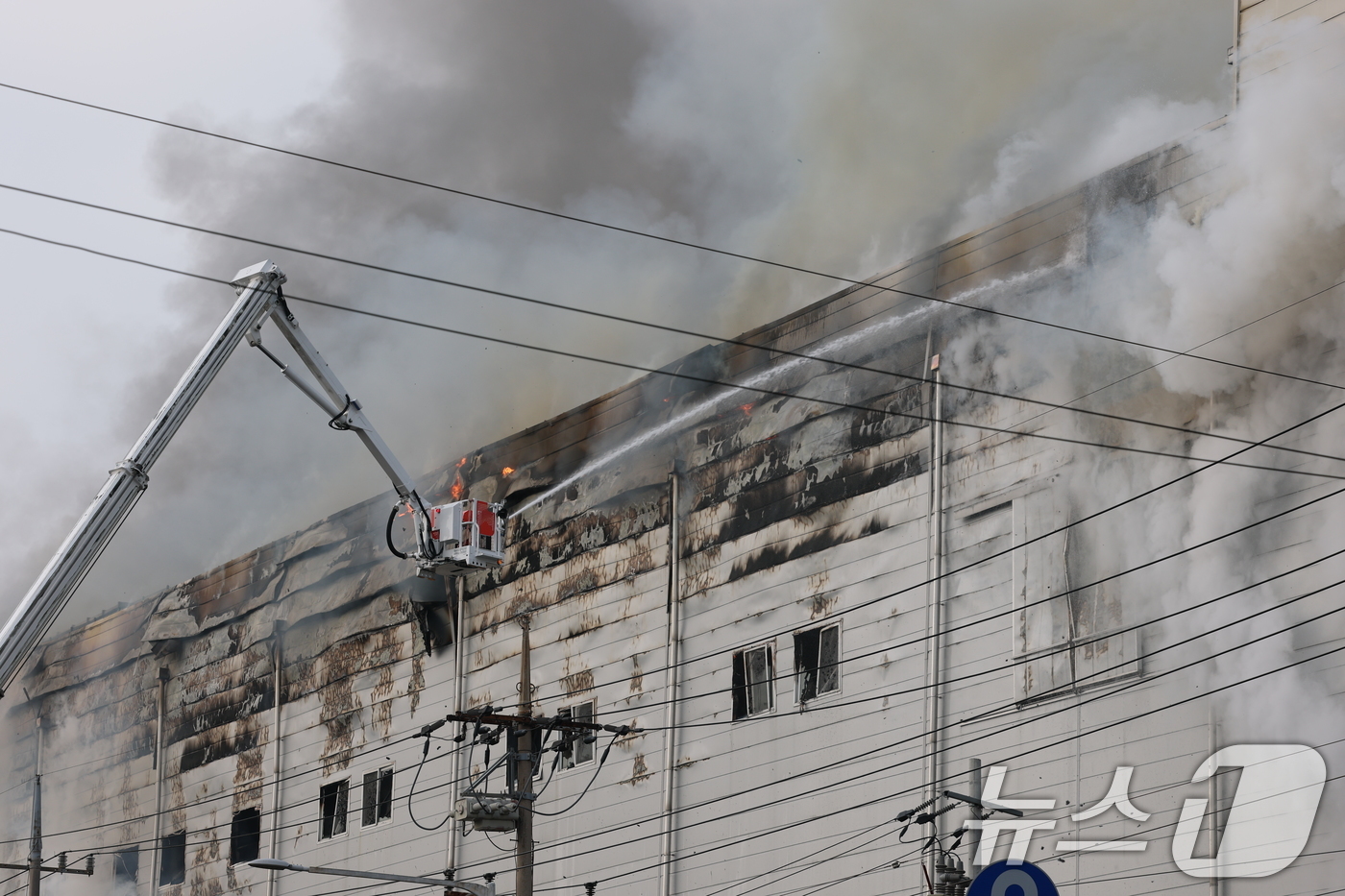 (시흥=뉴스1) 김영운 기자 = 3일 오후 경기 시흥시 정왕동 SPC삼립 시화공장에서 불이 나 소방 당국이 대응 1단계를 발령하고 진화 작업을 벌이고 있다. 2026.2.3/뉴스1 …