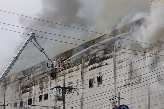SPC 시화공장 진화작업 진행하는 소방대원