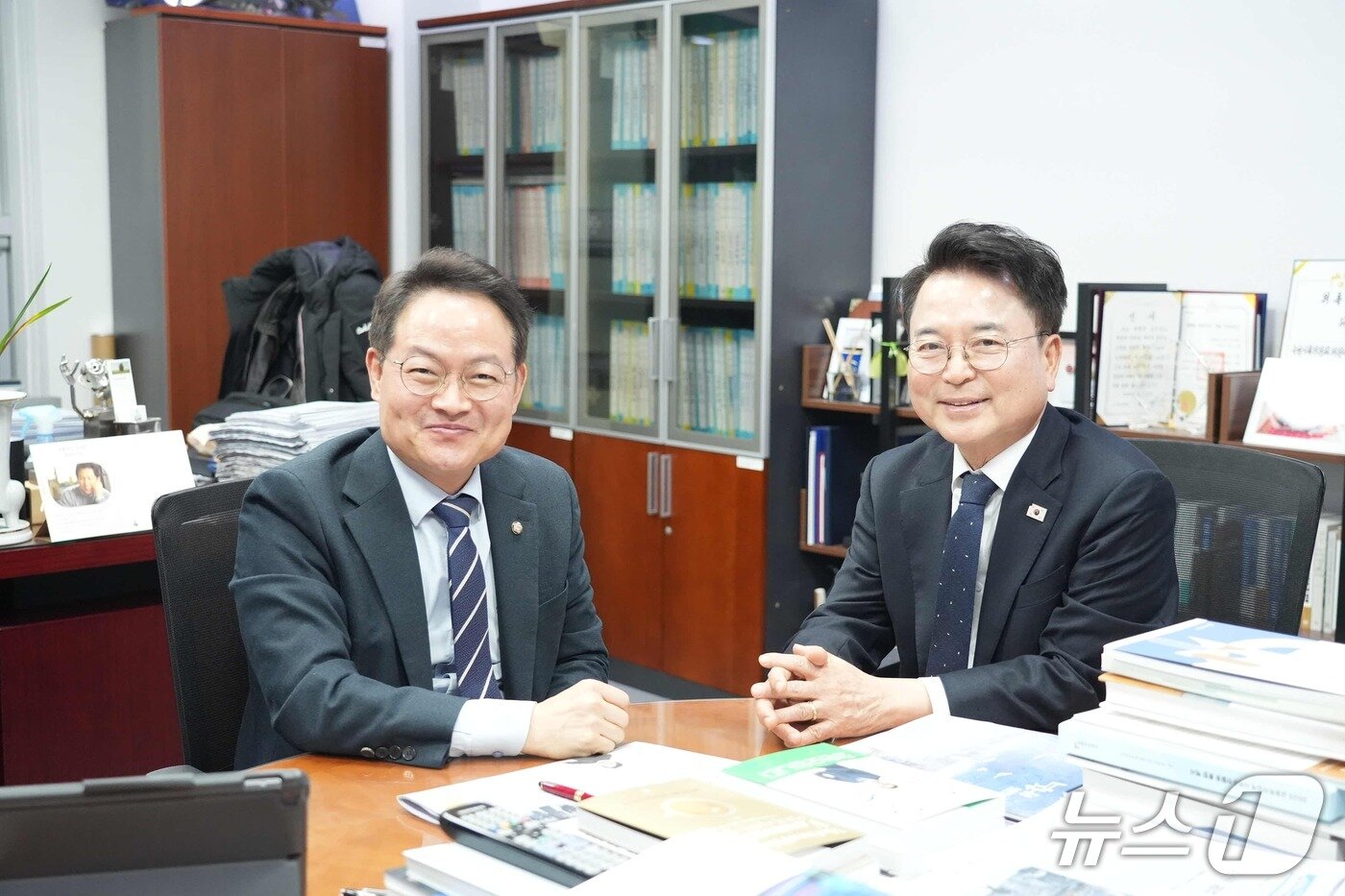 본문 이미지 - 육동한 춘천시장이 3일 국회에서 허영 의원을 만나 지역 핵심 사업에 대한 국회 차원의 관심과 협력을 건의한 뒤 기념촬영을 진행했다.(춘천시 제공, 재판매 및 DB금지) /뉴스1