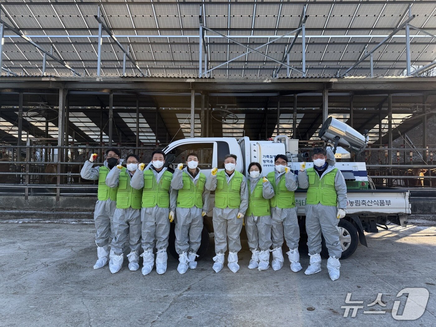 본문 이미지 - 생축장 방역 상황 점검 및 소독 시연.(농협 강원본부 제공. 재판매 및 DB금지)/뉴스1