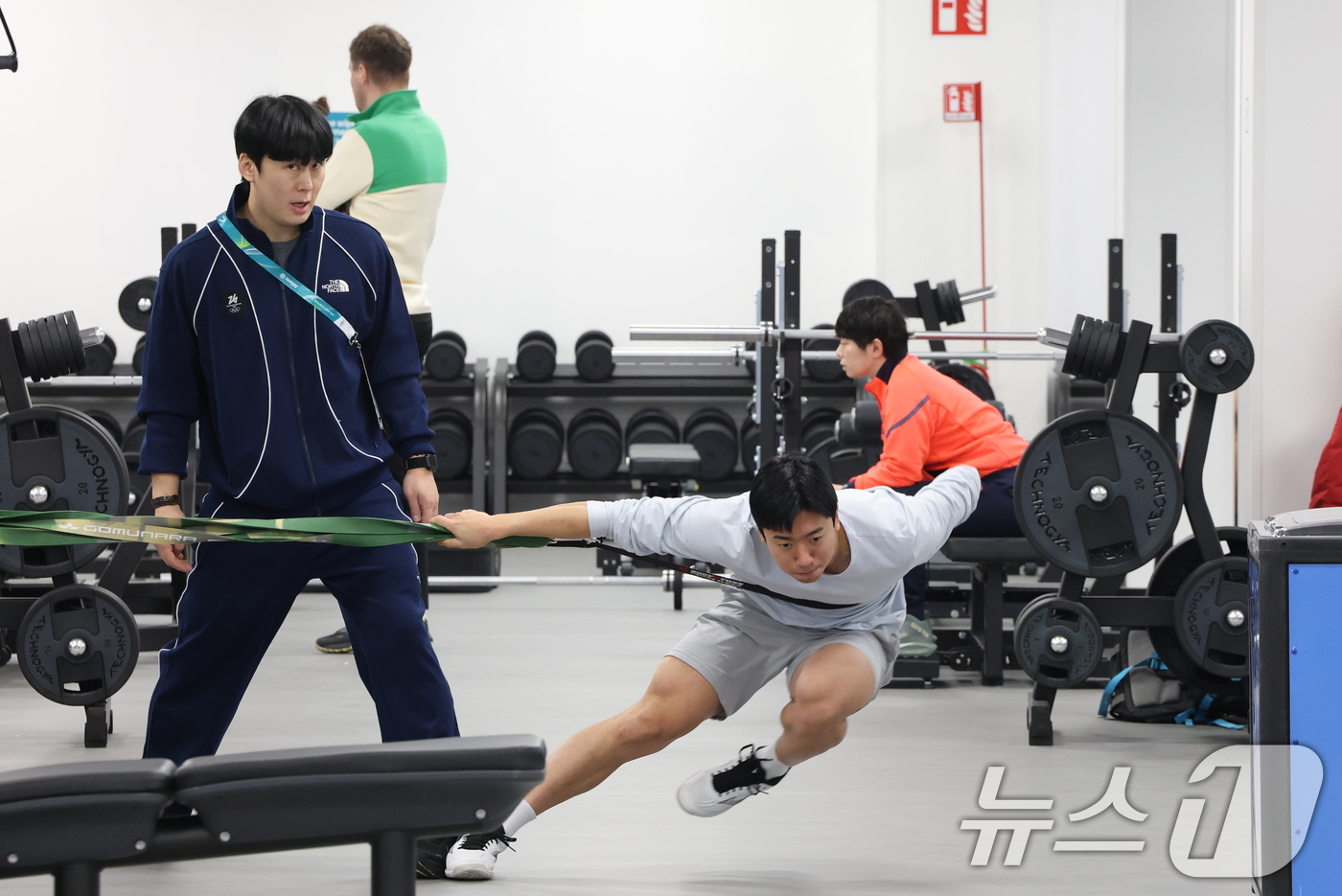 (밀라노=뉴스1) 김진환 기자 = 2026 밀라노 코르티나 동계올림픽을 사흘 앞둔 3일(현지시간) 이탈리아 밀라노 올림픽 빌리지 내 체육관에서 스피드스케이팅 김준호가 훈련을 하고 …