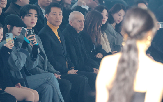 서울패션위크 오픈닝 쇼 관람하는 오세훈 시장
