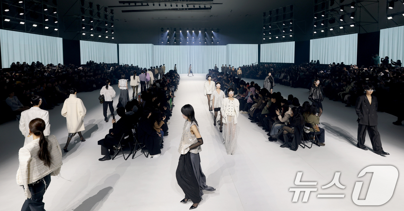 (서울=뉴스1) 권현진 기자 = 3일 서울 중구 동대문디자인플라자(DDP)에서 열린 2026 F/W 서울패션위크  컬렉션 오프닝 행사 '뮌(MUNN)' 패션쇼에서 모델들이 화려한 …