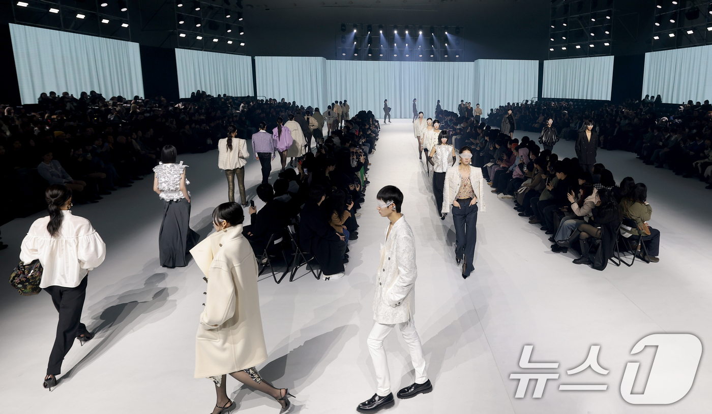 (서울=뉴스1) 권현진 기자 = 3일 서울 중구 동대문디자인플라자(DDP)에서 열린 2026 F/W 서울패션위크  컬렉션 오프닝 행사 '뮌(MUNN)' 패션쇼에서 모델들이 화려한 …