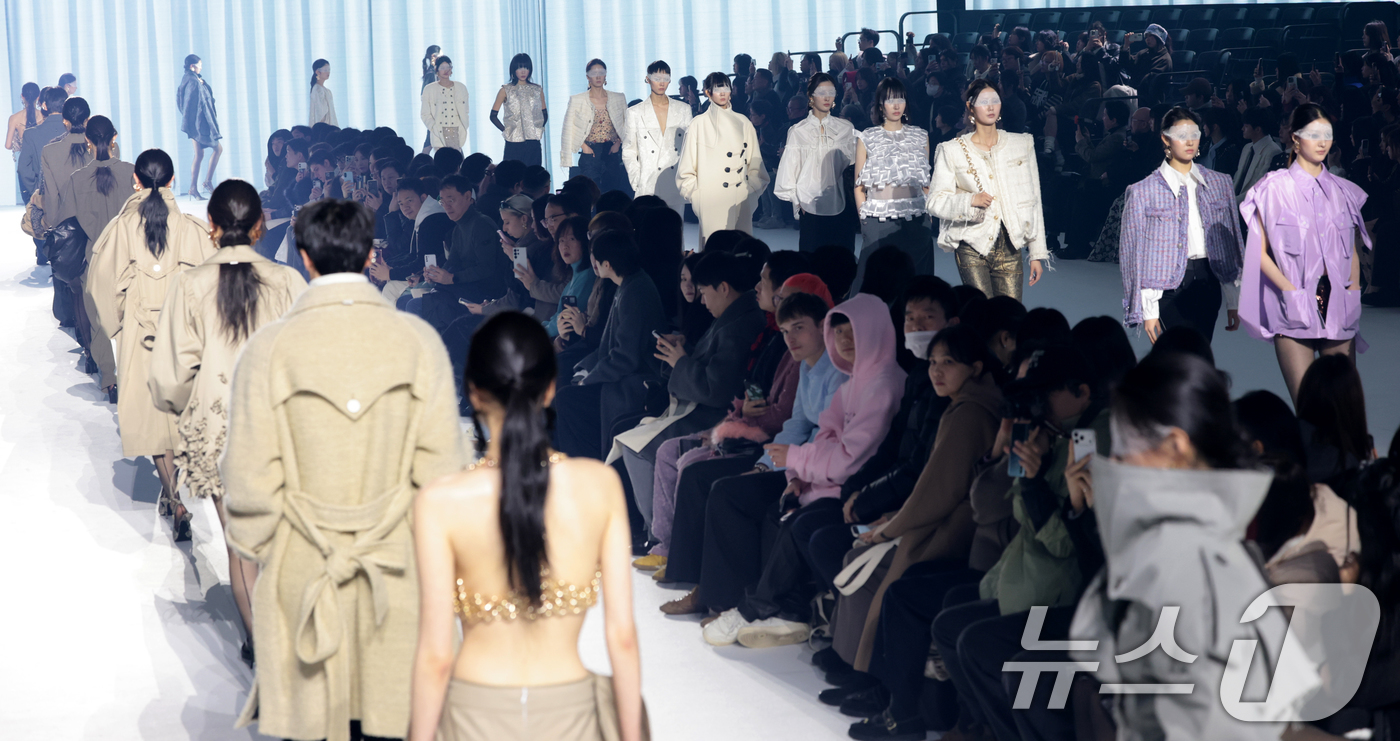(서울=뉴스1) 권현진 기자 = 3일 서울 중구 동대문디자인플라자(DDP)에서 열린 2026 F/W 서울패션위크  컬렉션 오프닝 행사 '뮌(MUNN)' 패션쇼에서 모델들이 화려한 …