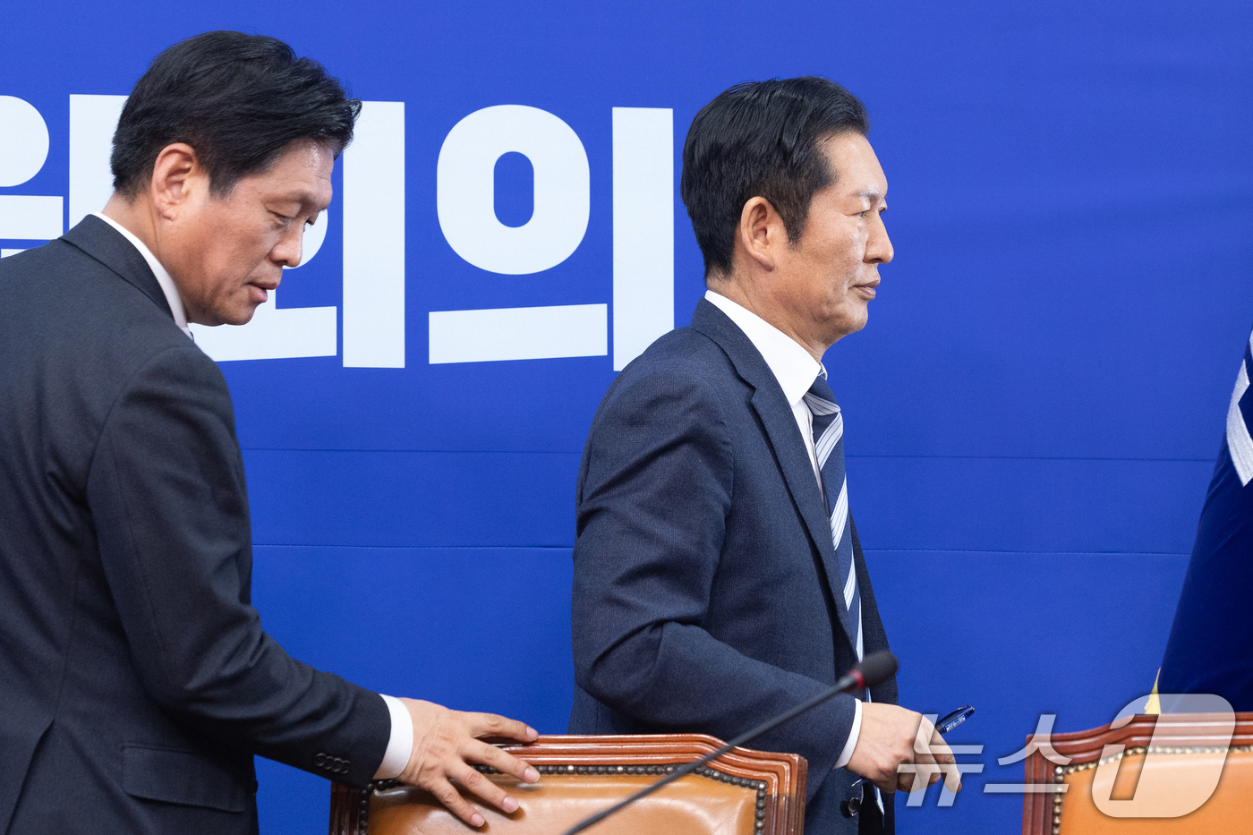 (서울=뉴스1) 이승배 기자 = 정청래 더불어민주당 대표가 3일 서울 여의도 국회에서 1인 1표제 당헌 개정안 중앙위원회 통과에 대한 입장을 밝힌 뒤 발걸음을 옮기고 있다.정 대표 …