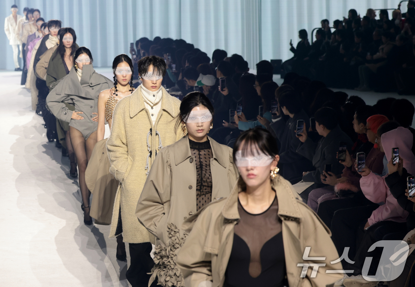 (서울=뉴스1) 권현진 기자 = 3일 서울 중구 동대문디자인플라자(DDP)에서 열린 2026 F/W 서울패션위크  컬렉션 오프닝 행사 '뮌(MUNN)' 패션쇼에서 모델들이 화려한 …