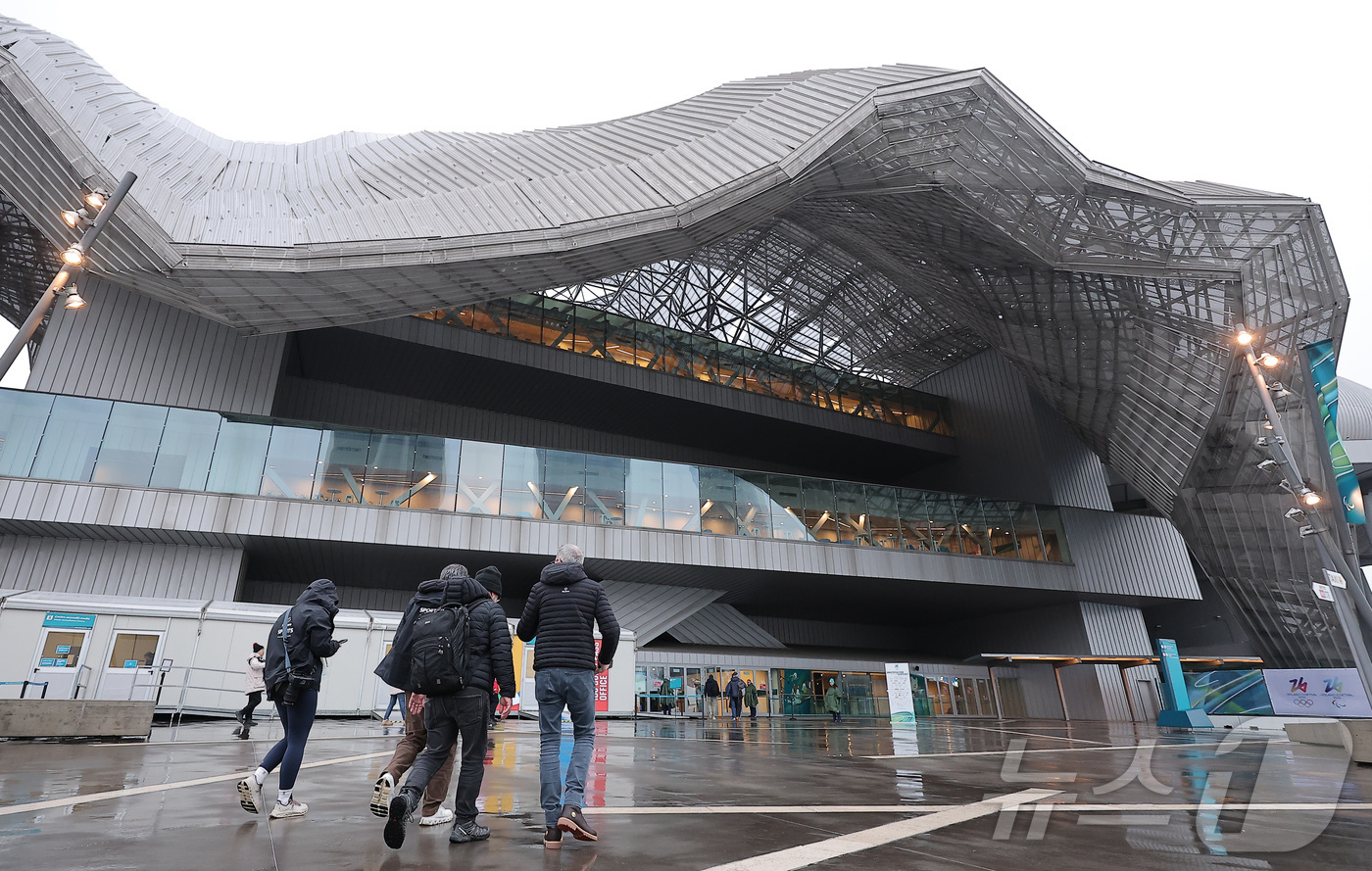 (밀라노=뉴스1) 김성진 기자 = 2026 밀라노·코르티나담페초 동계올림픽 개막을 사흘 앞둔 3일(현지시간) 이탈리아 밀라노 메인프레스센터(MPC)로 취재진이 향하고 있다. 202 …