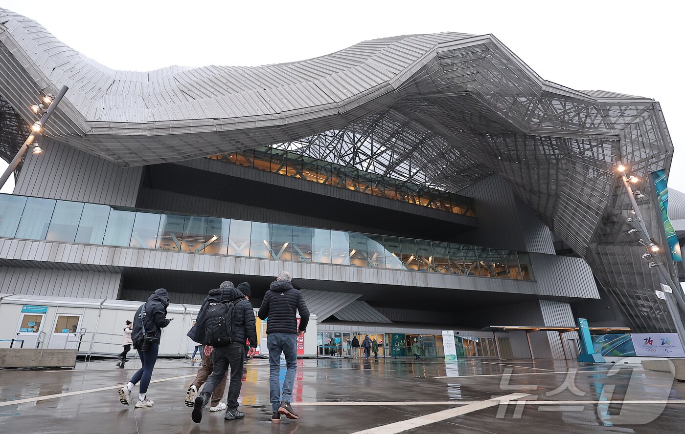 본문 이미지 - 2026 밀라노·코르티나담페초 동계올림픽 개막을 사흘 앞둔 3일(현지시간) 이탈리아 밀라노 메인프레스센터(MPC)로 취재진이 향하고 있다. 2026.2.3/뉴스1 ⓒ News1 김성진 기자