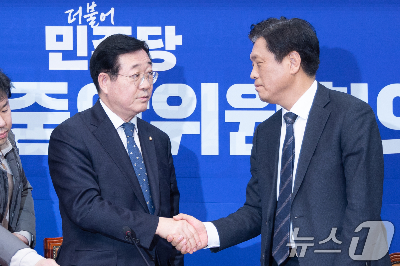 (서울=뉴스1) 이승배 기자 = 민홍철 더불어민주당 중앙위원장이 3일 서울 여의도 국회에서 1인 1표제 관련 당헌 개정안 투표 결과 발표를 마치고 조승래 사무총장과 악수하고 있다. …