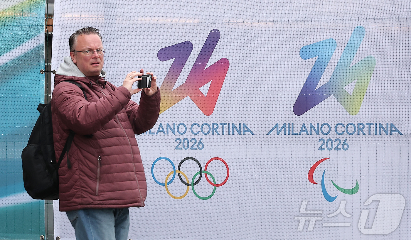 (밀라노=뉴스1) 김성진 기자 = 2026 밀라노·코르티나담페초 동계올림픽 개막을 사흘 앞둔 3일(현지시간) 이탈리아 밀라노 메인프레스센터(MPC)에서 해외 취재진이 조형물을 스마 …