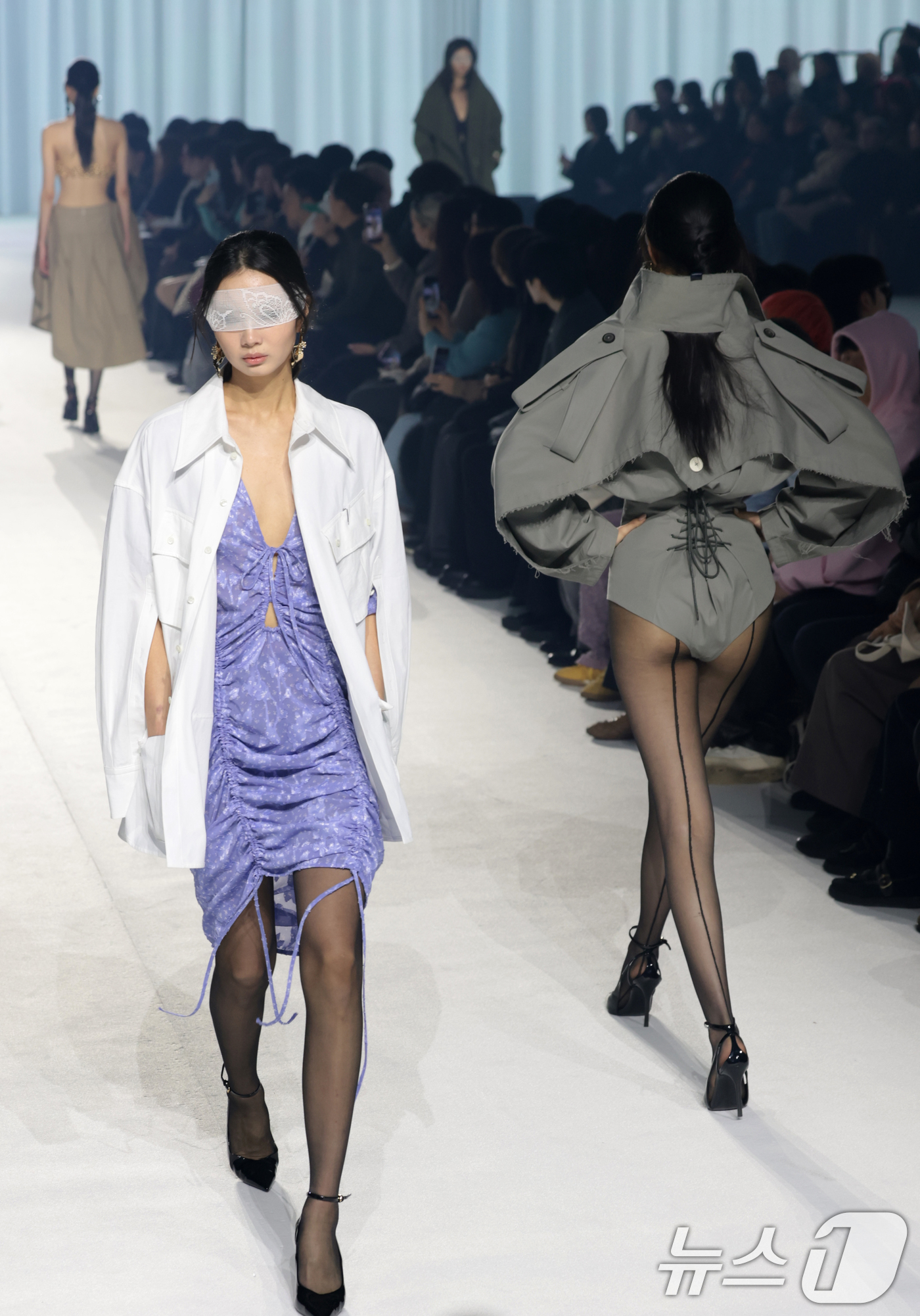 (서울=뉴스1) 권현진 기자 = 3일 서울 중구 동대문디자인플라자(DDP)에서 열린 2026 F/W 서울패션위크  컬렉션 오프닝 행사 '뮌(MUNN)' 패션쇼에서 모델들이 런웨이를 …