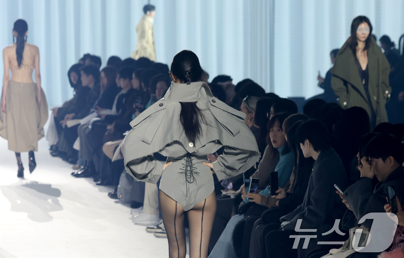 (서울=뉴스1) 권현진 기자 = 3일 서울 중구 동대문디자인플라자(DDP)에서 열린 2026 F/W 서울패션위크  컬렉션 오프닝 행사 '뮌(MUNN)' 패션쇼에서 모델들이 런웨이를 …