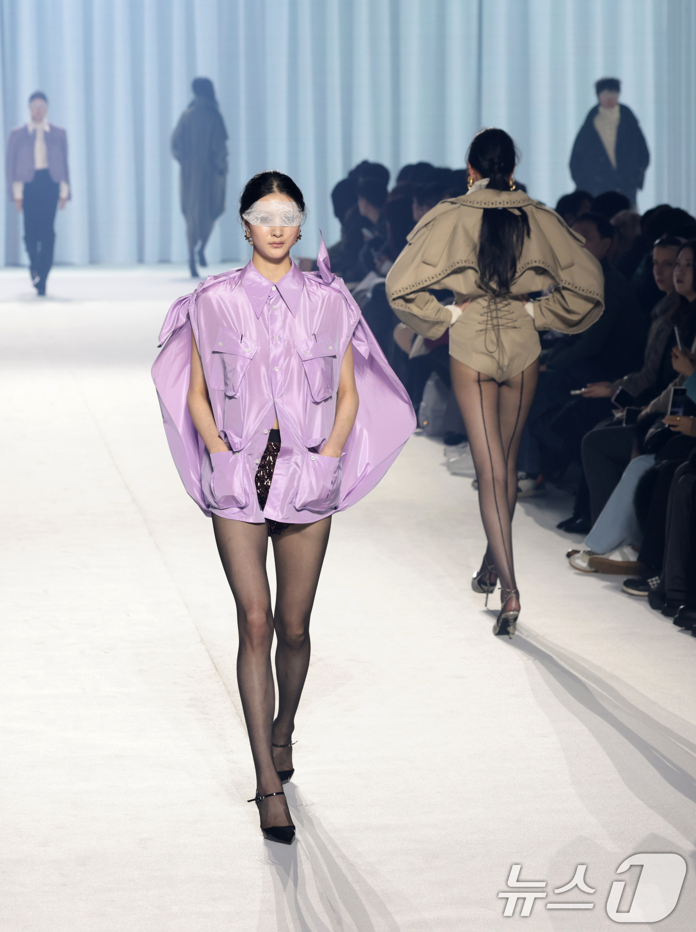 (서울=뉴스1) 권현진 기자 = 3일 서울 중구 동대문디자인플라자(DDP)에서 열린 2026 F/W 서울패션위크  컬렉션 오프닝 행사 '뮌(MUNN)' 패션쇼에서 모델들이 런웨이를 …