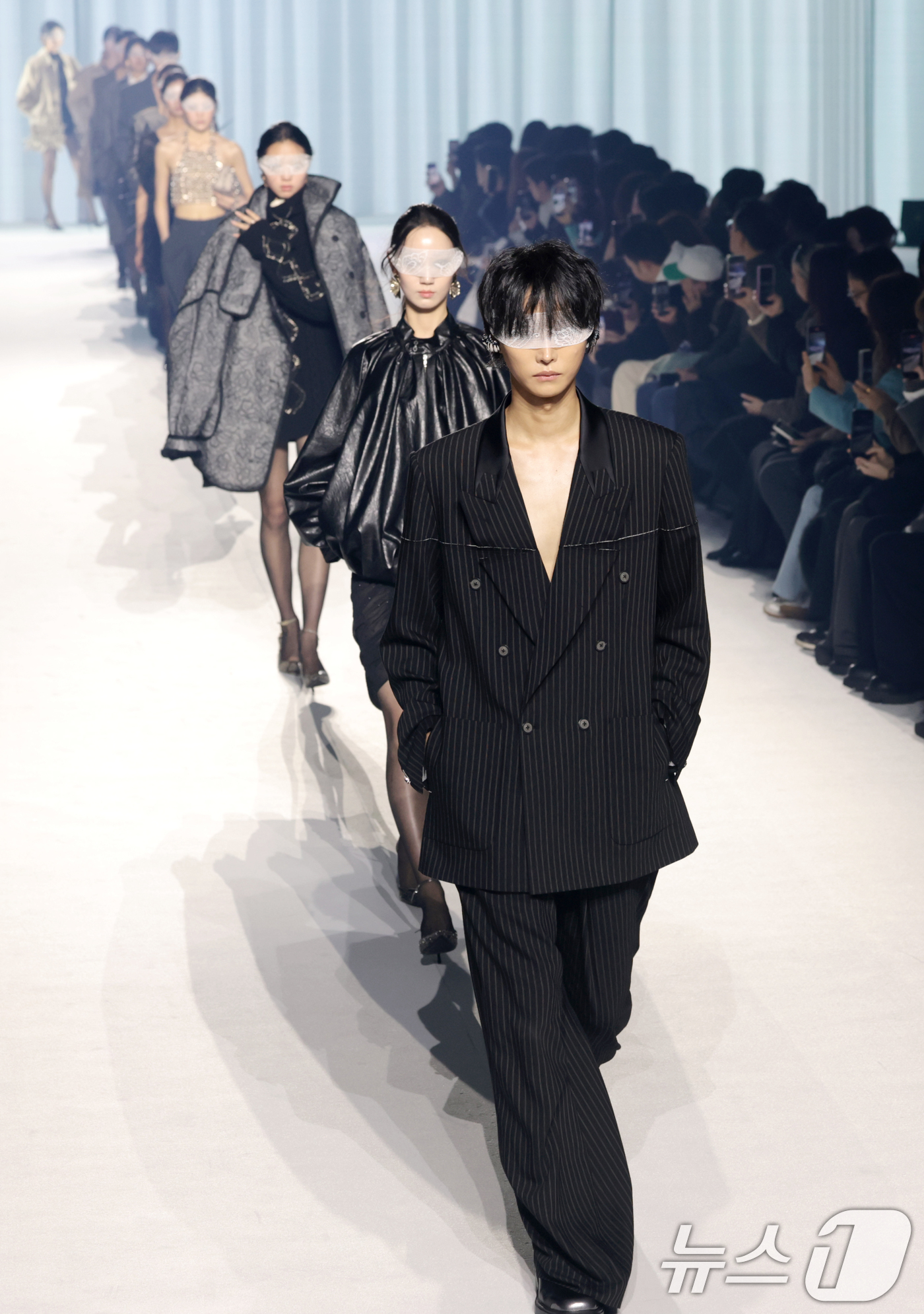 (서울=뉴스1) 권현진 기자 = 3일 서울 중구 동대문디자인플라자(DDP)에서 열린 2026 F/W 서울패션위크  컬렉션 오프닝 행사 '뮌(MUNN)' 패션쇼에서 모델들이 화려한 …