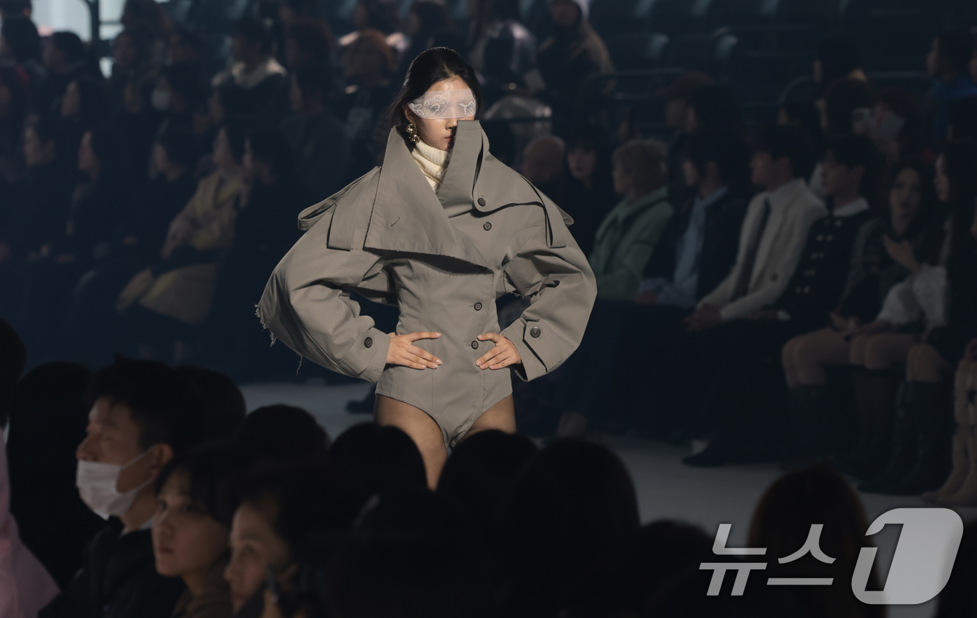 (서울=뉴스1) 권현진 기자 = 3일 서울 중구 동대문디자인플라자(DDP)에서 열린 2026 F/W 서울패션위크  컬렉션 오프닝 행사 '뮌(MUNN)' 패션쇼에서 한 모델이 화려한 …