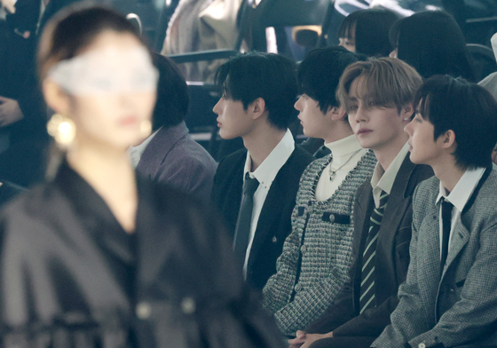 서울패션위크 관람하는 지프룩