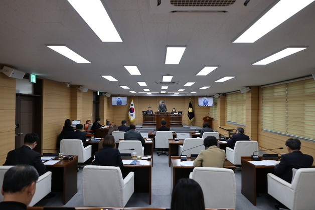 부여군의회 임시회 개회…송전선로 결사반대 결의안 채택