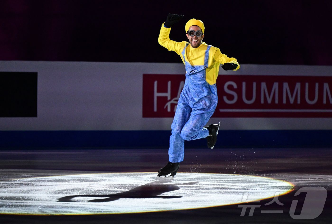 본문 이미지 - 미니언즈 음악에 맞춰 연기 중인 과리노 사바테. ⓒ AFP=뉴스1