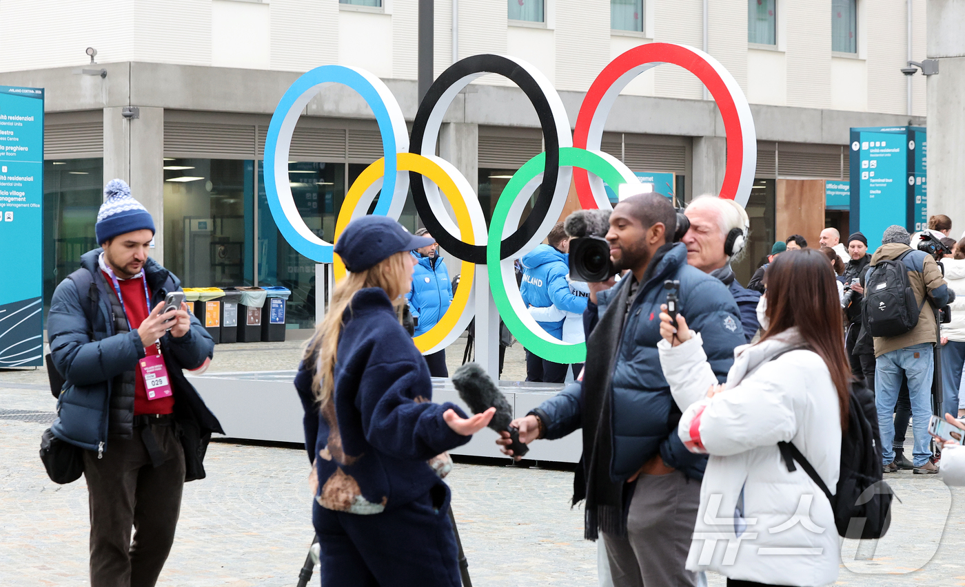 (밀라노=뉴스1) 김진환 기자 = 2026 밀라노 코르티나 동계올림픽을 사흘 앞둔 3일(현지시간) 이탈리아 밀라노 올림픽 빌리지 내 대형 오륜기 모형 앞으로 각국 취재진들이 방송을 …