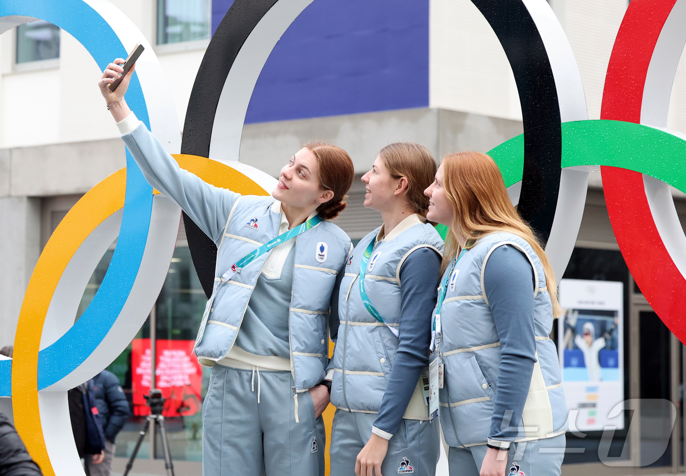 (밀라노=뉴스1) 김진환 기자 = 2026 밀라노 코르티나 동계올림픽을 사흘 앞둔 3일(현지시간) 이탈리아 밀라노 올림픽 빌리지 내 대형 오륜기 모형 앞으로 프랑스 선수들이 셀카를 …