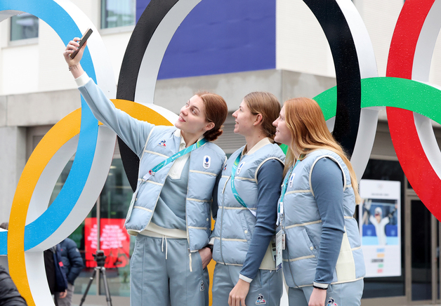 대형 오륜기에서 셀카 찍는 프랑스 선수들