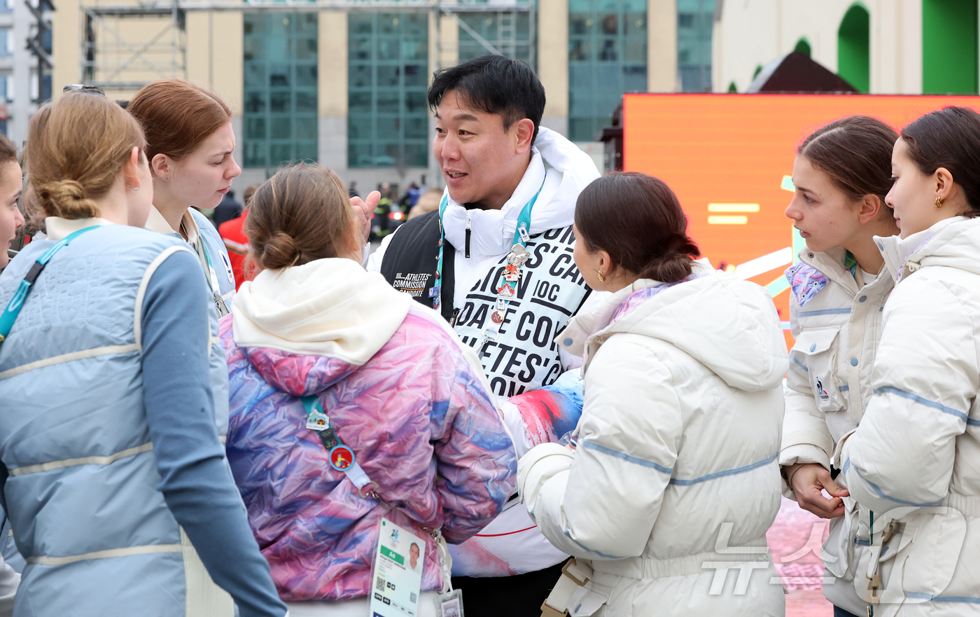 (밀라노=뉴스1) 김진환 기자 = 2026 밀라노 코르티나 동계올림픽을 사흘 앞둔 3일(현지시간) 이탈리아 밀라노 올림픽 빌리지에서 국제올림픽위원회(IOC) 선수위원 후보로 나온 …