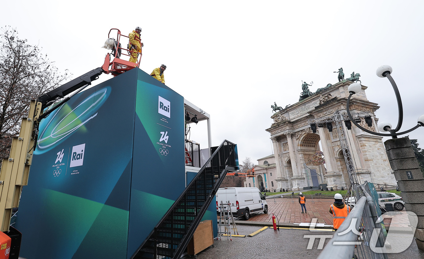 (밀라노=뉴스1) 김성진 기자 = 2026 밀라노·코르티나담페초 동계올림픽 개막을 사흘 앞둔 3일(현지시간) 이탈리아 밀라노 아르코 델라 파체에 성화대가 설치되고 있다. 2026. …
