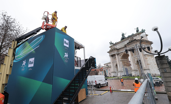 아르코 델라 파체에 설치되는 성화대