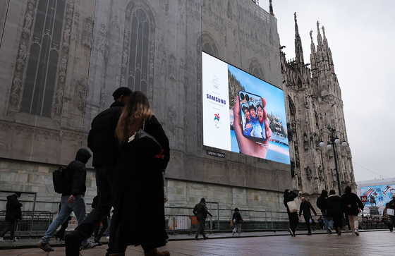 밀라노 두오모 외벽에 운영되는 삼성전자 광고