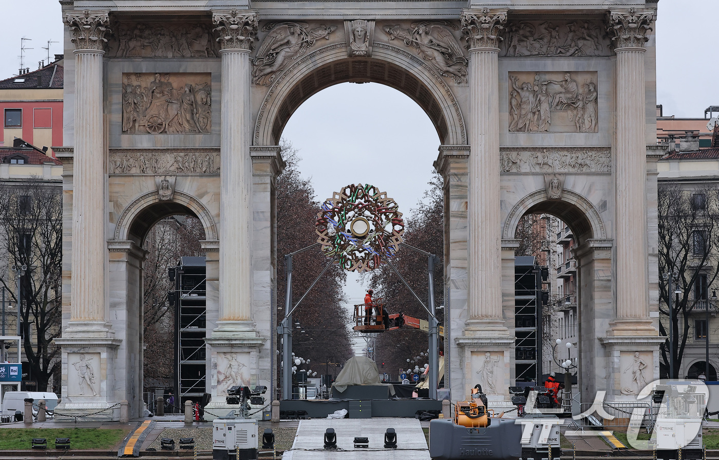 (밀라노=뉴스1) 김성진 기자 = 2026 밀라노·코르티나담페초 동계올림픽 개막을 사흘 앞둔 3일(현지시간) 이탈리아 밀라노 아르코 델라 파체에 성화대가 설치되고 있다. 2026. …