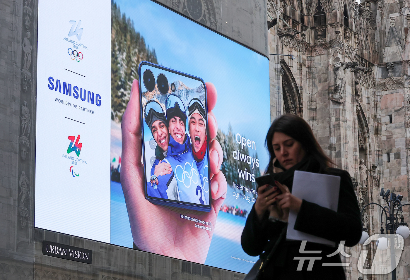 (밀라노=뉴스1) 김성진 기자 = 2026 밀라노·코르티나담페초 동계올림픽 개막을 사흘 앞둔 3일(현지시간) 이탈리아 밀라노 두오모 성당 외벽 전광판에 삼성전자의 광고가 운영되고 …
