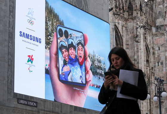 밀라노 두오모 외벽에 운영되는 삼성전자 광고