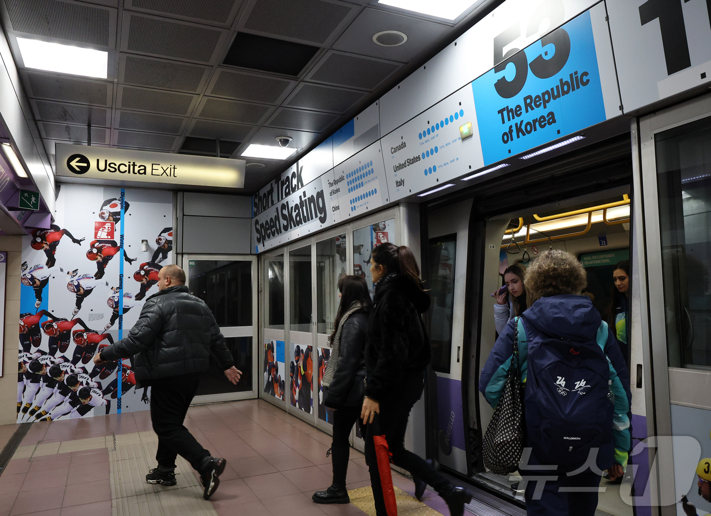 (밀라노=뉴스1) 김진환 기자 = 2026 밀라노·코르티나담페초 동계올림픽 개막을 사흘 앞둔 3일(현지시간) 이탈리아 밀라노 포르텔로 역에 대한민국 쇼트트랙 대표팀의 역대 동계올림 …