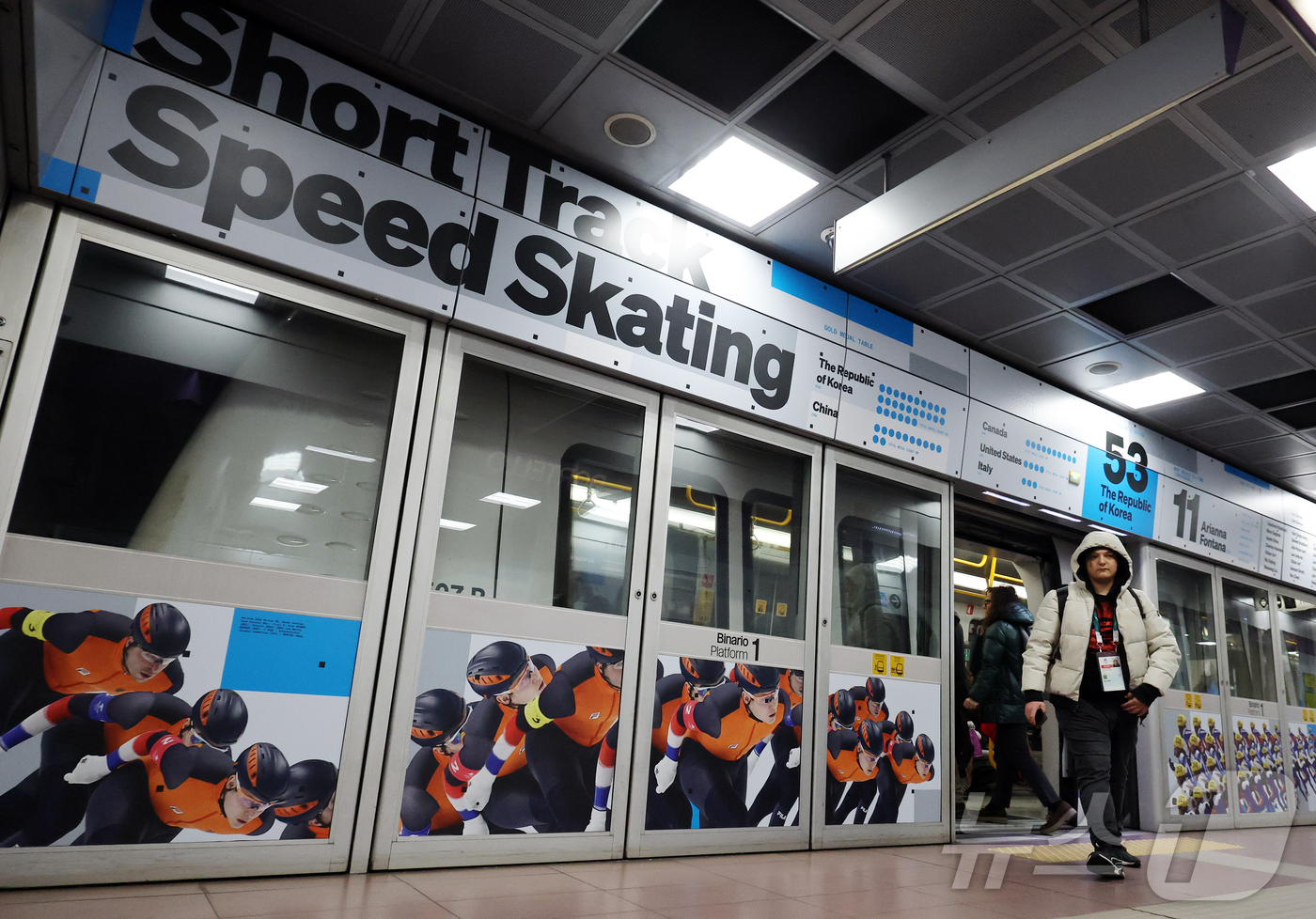 (밀라노=뉴스1) 김진환 기자 = 2026 밀라노·코르티나담페초 동계올림픽 개막을 사흘 앞둔 3일(현지시간) 이탈리아 밀라노 포르텔로 역에 대한민국 쇼트트랙 대표팀의 역대 동계올림 …