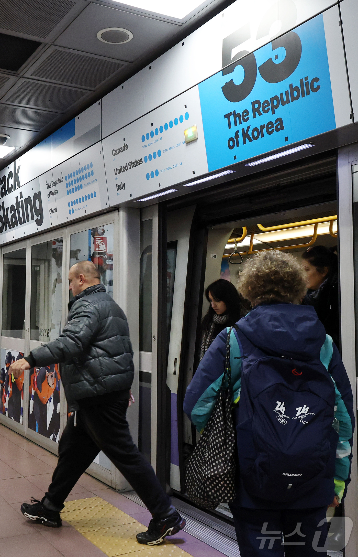 (밀라노=뉴스1) 김진환 기자 = 2026 밀라노·코르티나담페초 동계올림픽 개막을 사흘 앞둔 3일(현지시간) 이탈리아 밀라노 포르텔로 역에 대한민국 쇼트트랙 대표팀의 역대 동계올림 …