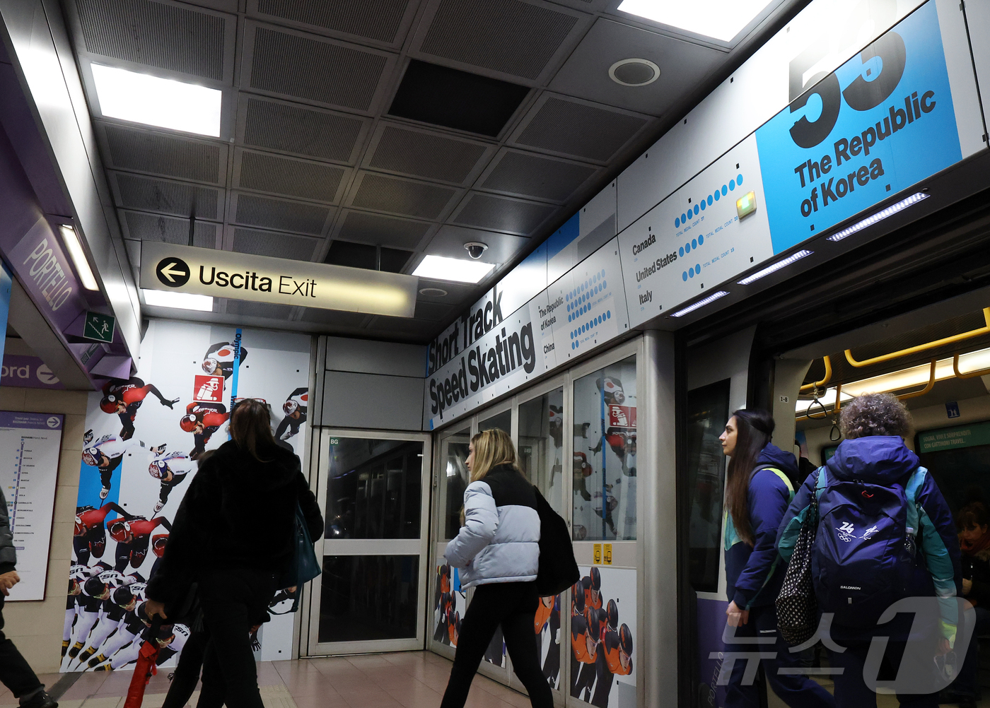 (밀라노=뉴스1) 김진환 기자 = 2026 밀라노·코르티나담페초 동계올림픽 개막을 사흘 앞둔 3일(현지시간) 이탈리아 밀라노 포르텔로 역에 대한민국 쇼트트랙 대표팀의 역대 동계올림 …