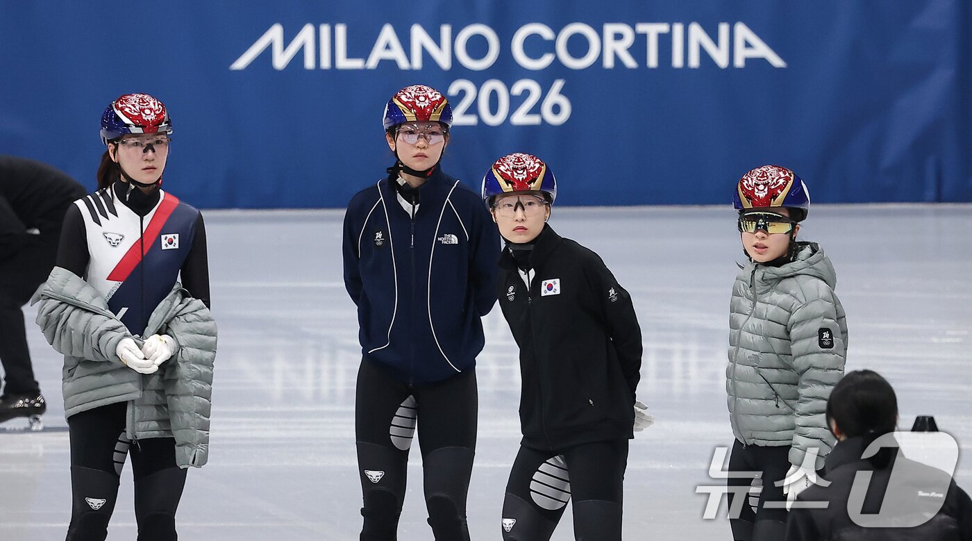본문 이미지 - 함께 훈련 중인 심석희와 최민정(가운데) 2026.2.4 ⓒ 뉴스1 김성진 기자