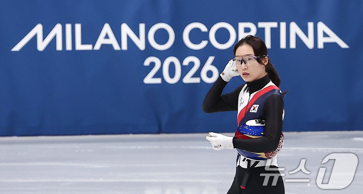 본문 이미지 - 2026 밀라노·코르티나담페초 동계올림픽 개막을 사흘 앞둔 3일(현지시간) 이탈리아 밀라노 아이스스케이팅 아레나에서 쇼트트랙 최민정이 훈련을 준비하고 있다. 2026.2.4/뉴스1 ⓒ News1 김성진 기자