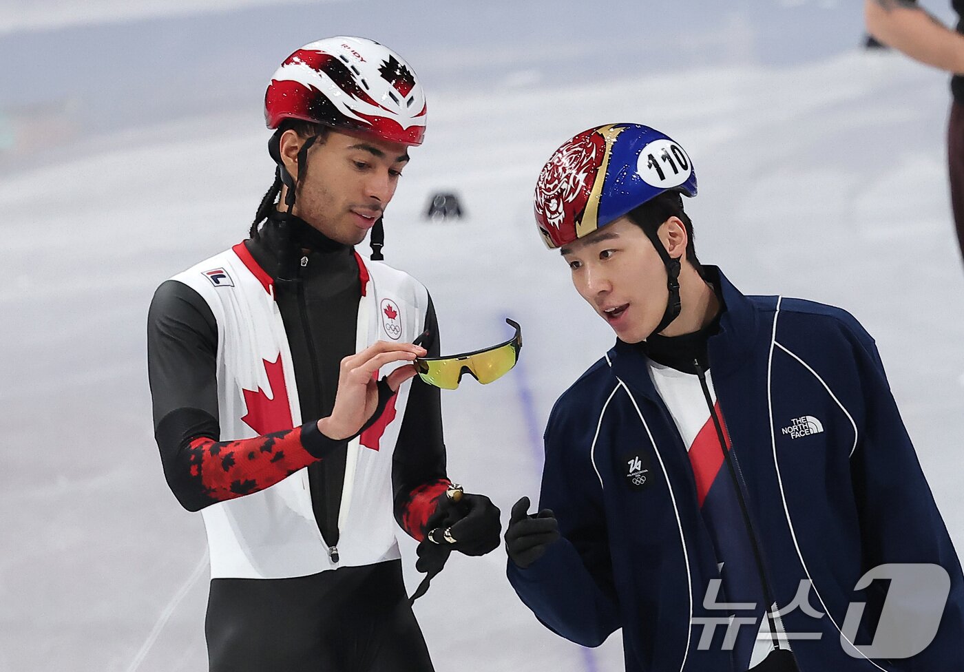 본문 이미지 - 2026 밀라노·코르티나담페초 동계올림픽 개막을 사흘 앞둔 3일(현지시간) 이탈리아 밀라노 아이스스케이팅 아레나에서 쇼트트랙 황대헌이 캐나다 윌리엄 단지누와 대화하고 있다. 2026.2.4/뉴스1 ⓒ News1 김성진 기자