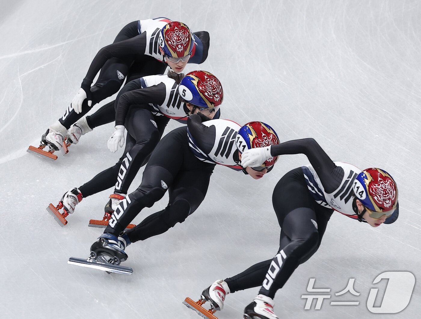 본문 이미지 - 2026 밀라노·코르티나담페초 동계올림픽 개막을 사흘 앞둔 3일(현지시간) 이탈리아 밀라노 아이스스케이팅 아레나에서 쇼트트랙 최민정이 훈련을 하고 있다. 2026.2.4/뉴스1 ⓒ News1 김성진 기자