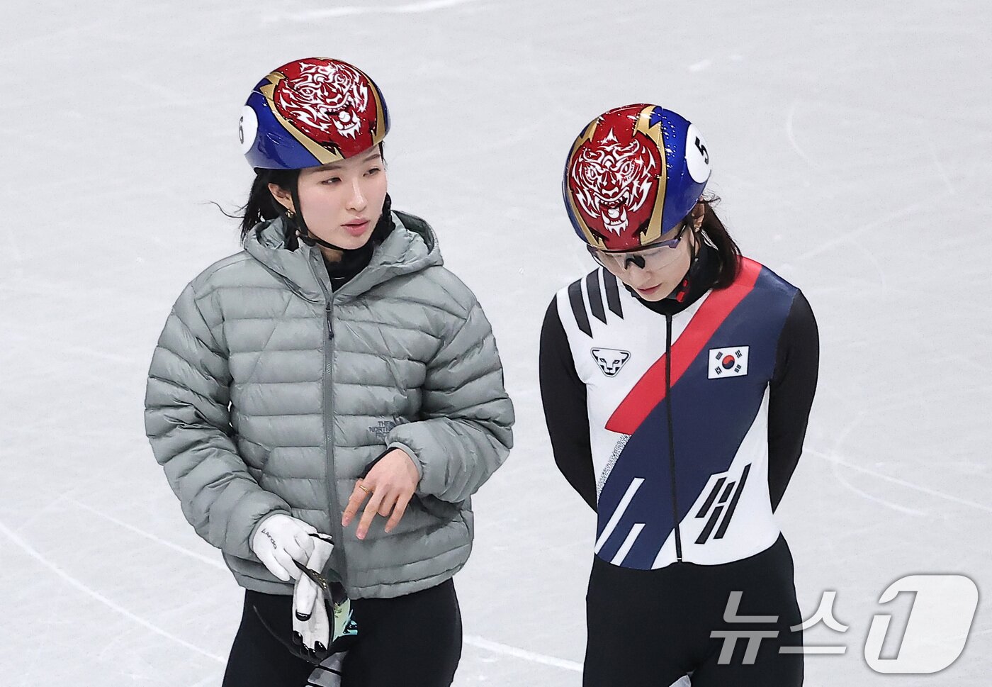 본문 이미지 - 2026 밀라노·코르티나담페초 동계올림픽 개막을 사흘 앞둔 3일(현지시간) 이탈리아 밀라노 아이스스케이팅 아레나에서 쇼트트랙 김길리와 최민정이 대화하고 있다. 2026.2.4/뉴스1 ⓒ News1 김성진 기자