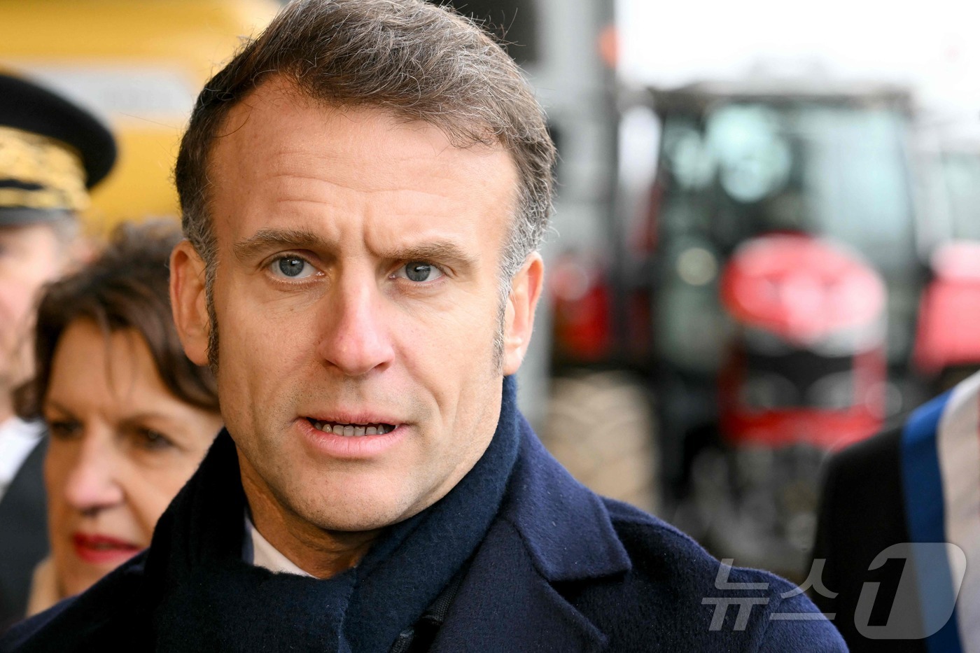 (발레루아르르부아 AFP=뉴스1) 이창규 기자 = 에마뉘엘 마크롱 프랑스 대통령이 3일(현지시간) 프랑스 동부의 농장을 방문해 농민 대표와 면담 후 기자들과 만나 이야기하고 있다. …