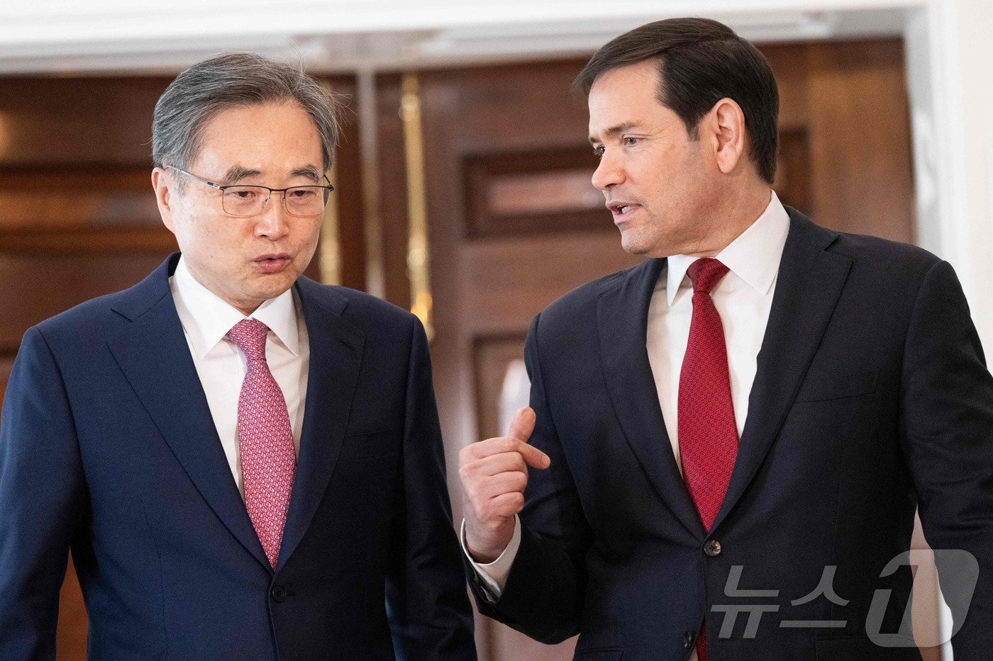 (AFP=뉴스1) 김명섭 기자 = 마코 루비오 미국 국무장관이 3일(현지시간) 워싱턴DC 국무부에서 조현 대한민국 외교부 장관과 대화를 나누고 있다. 루비오 장관과 조현 장관의 이 …
