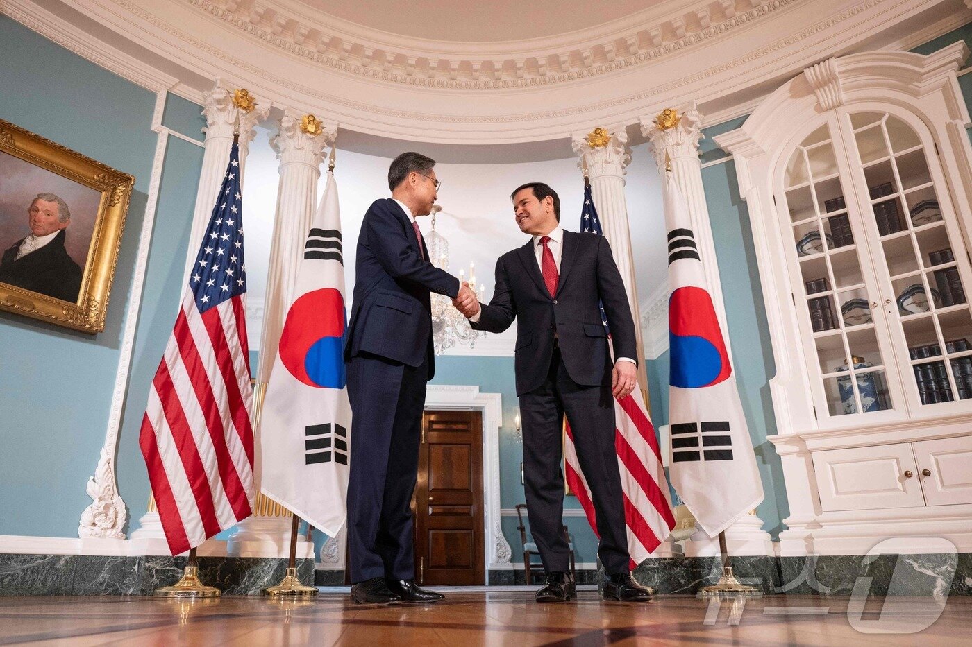 본문 이미지 - 마코 루비오 미국 국무장관이 3일(현지시간) 워싱턴D.C. 국무부에서 조현 외교부 장관과 악수하고 있다. ⓒ AFP=뉴스1 ⓒ News1 김명섭 기자