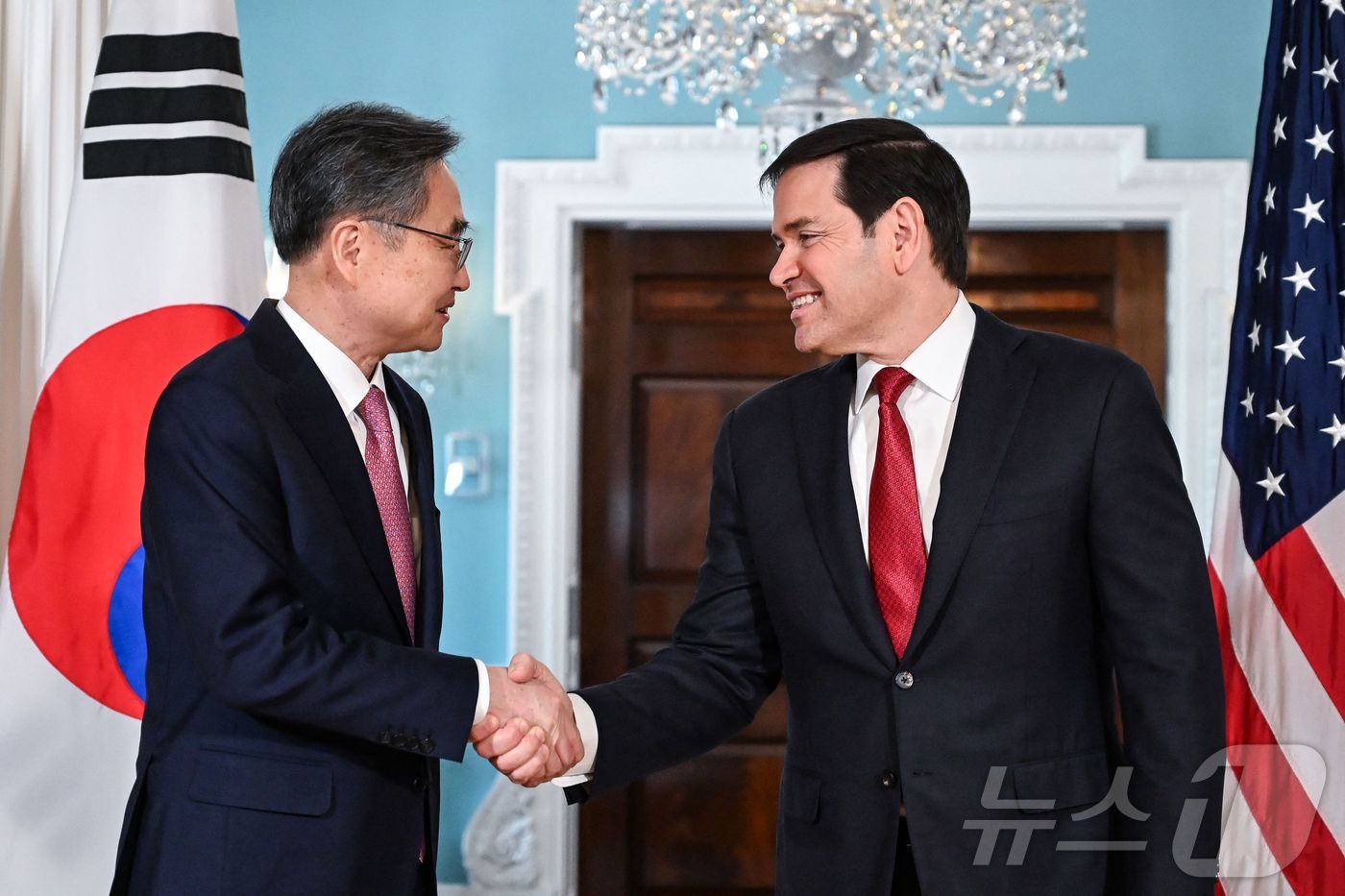 (AFP=뉴스1) 김명섭 기자 = 마코 루비오 미국 국무장관이 3일(현지시간) 워싱턴DC 국무부에서 조현 대한민국 외교부 장관과 악수하고 있다. 루비오 장관과 조현 장관의 이번 회 …