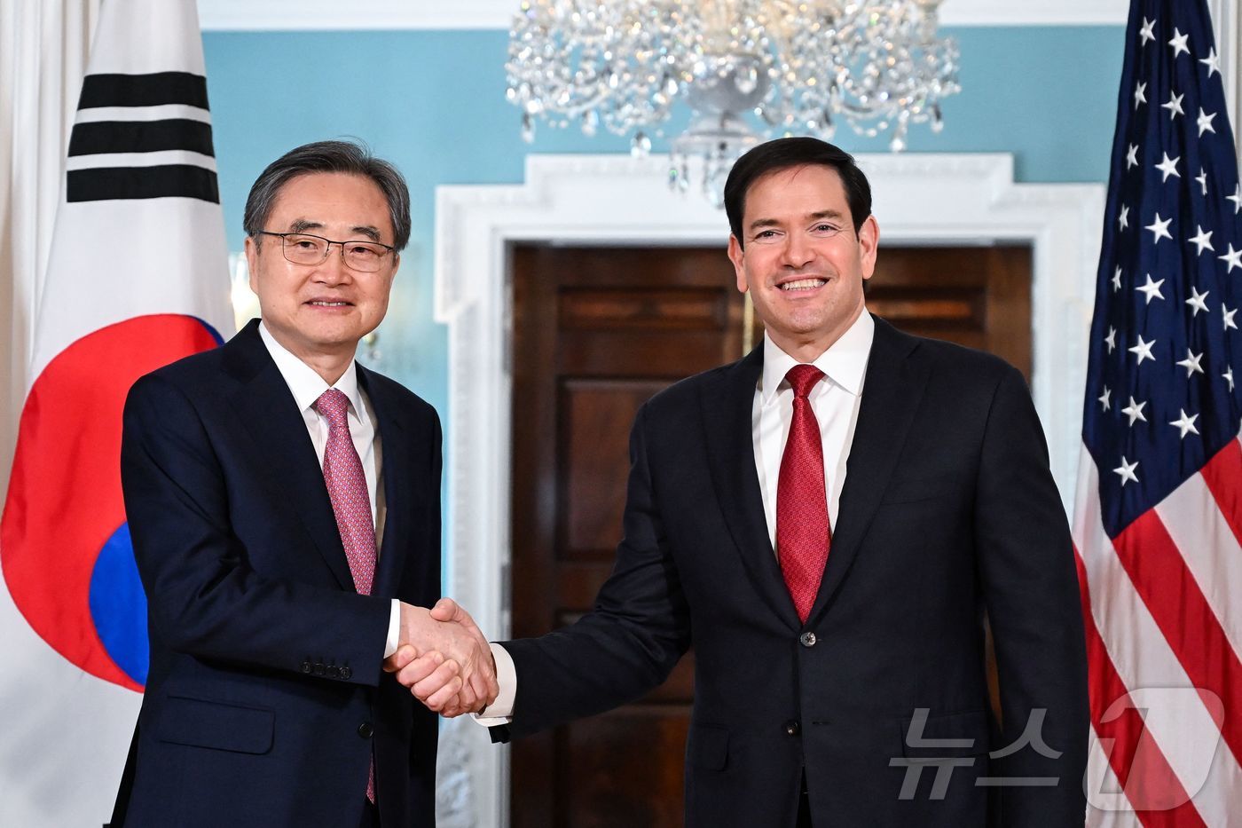 (AFP=뉴스1) 김명섭 기자 = 마코 루비오 미국 국무장관이 3일(현지시간) 워싱턴DC 국무부에서 조현 대한민국 외교부 장관과 악수하고 있다. 루비오 장관과 조현 장관의 이번 회 …