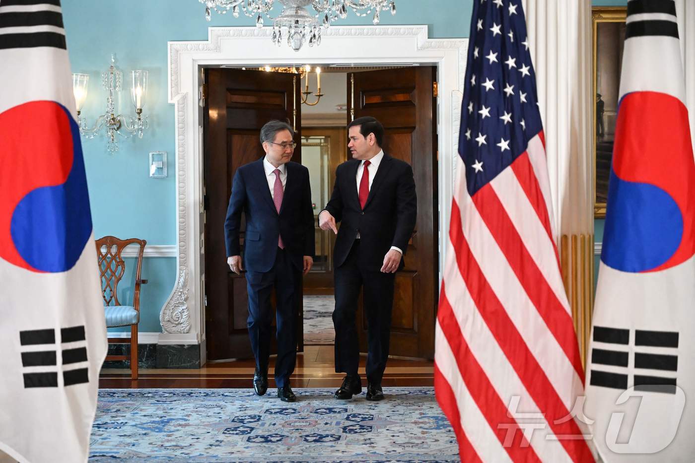 (AFP=뉴스1) 김명섭 기자 = 마코 루비오 미국 국무장관이 3일(현지시간) 워싱턴DC 국무부에서 조현 대한민국 외교부 장관과 대화를 나누고 있다. 루비오 장관과 조현 장관의 이 …