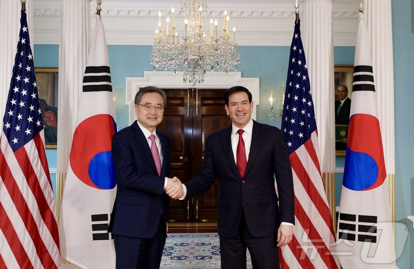 (워싱턴=뉴스1) 류정민 특파원 = 조현 외교부 장관이 3일(현지시간) 미국 워싱턴DC 국무부 청사에서 마코 루비오 미 국무장관과 만나 한미 외교장관 회담을 갖기에 앞서 악수하고 …
